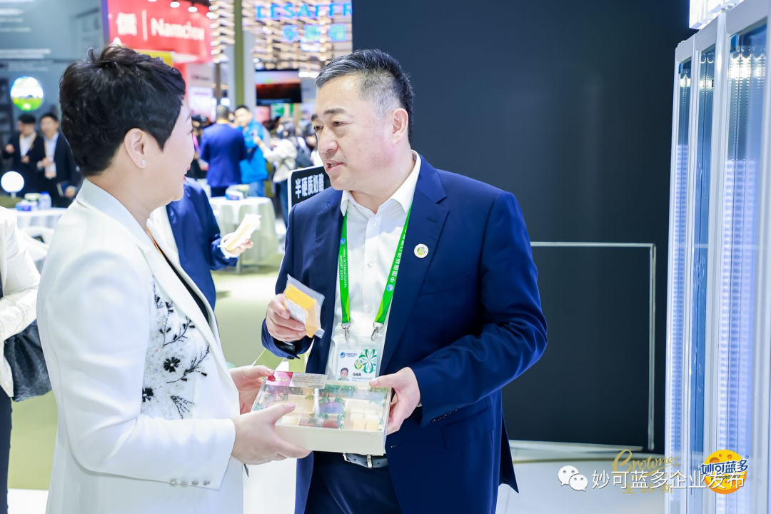 进博会星光璀璨，众多重磅嘉宾莅临qy球友会交流指导，殷切鼓励 
